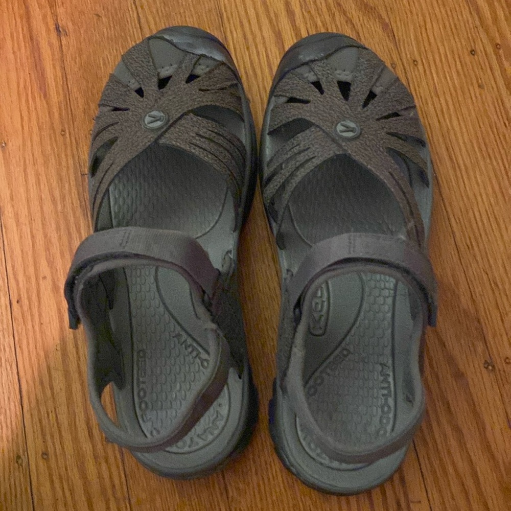 keen whisper size 37 / 6.5 summer gray sandals